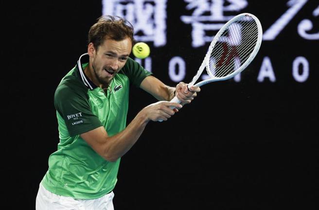 麦德维夫经过五盘大战逆转击败小祖维列夫，第三度闯进澳网男单决赛，将与辛纳争夺墨尔本王位。(路透)