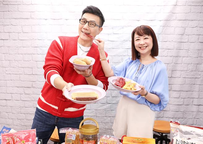 蒋伟文（左）、刘怡里针对过年零食分析营养价值。（陈俊吉摄）