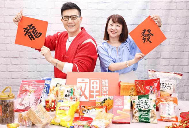 蒋伟文（左）、刘怡里讨论过年饮食禁忌。（陈俊吉摄）