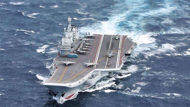 圖為大陸航空母艦遼寧號與其護衛艦隻。（中新社資料照片）
