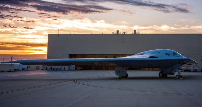 美國空軍最新型B-21「突襲者」（Raider） 隱形轟炸機的資料照。（五角大廈國防視覺資訊發布服務單位/DVIDS）