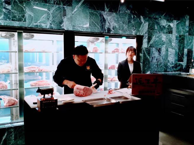 栗本先生试营运期间在现场演示分切日本近江牛，让顾客们既能品尝到和牛的美味，也能近距离观赏肉品分切的精湛演出。图／曾丽芳
