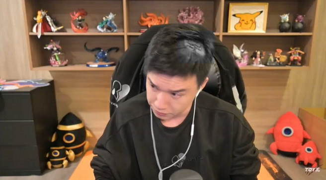 TOYZ在直播上公开头部缝针后伤势。（图／摘自TOYZ YouTube，伤口已经变色处理）