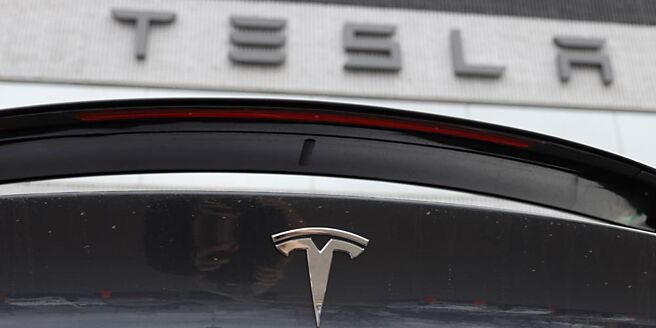 特斯拉上季营业获利年减47％，并暗示今年成长减速。图／美联社
