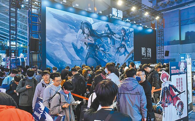 开幕现场即涌入许多游戏玩家逛展体验新作。图／王德为