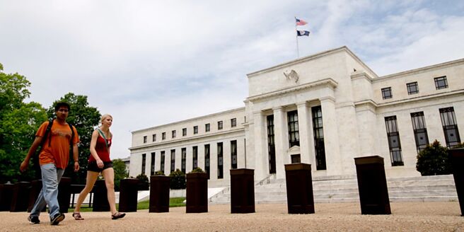 美国联准会今年有望展开降息，美元指数可望进一步回落，新兴债表现值得期待。图／美联社