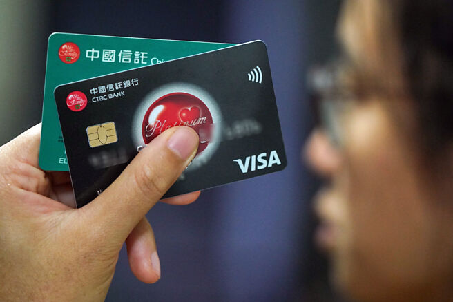 在年費收取時，銀行公會討論要求銀行要考量是否有實際開卡、實際使用等。圖／本報資料照片