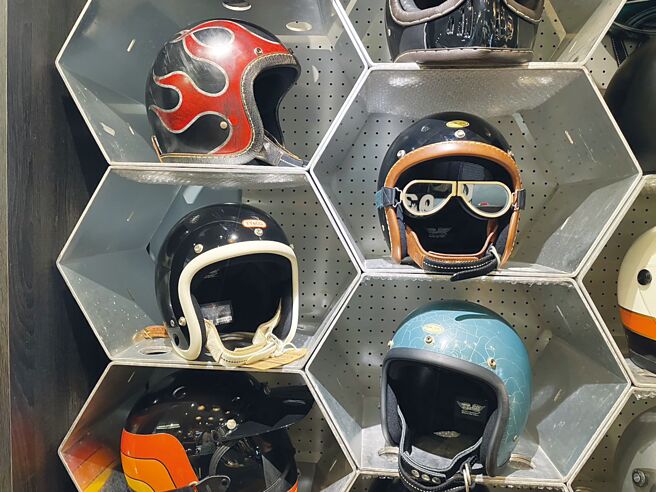 TT&CO由高桥广之先生于2008年创立，风格极具美式復古，专復刻50-70年代帽型。图／陈宥学