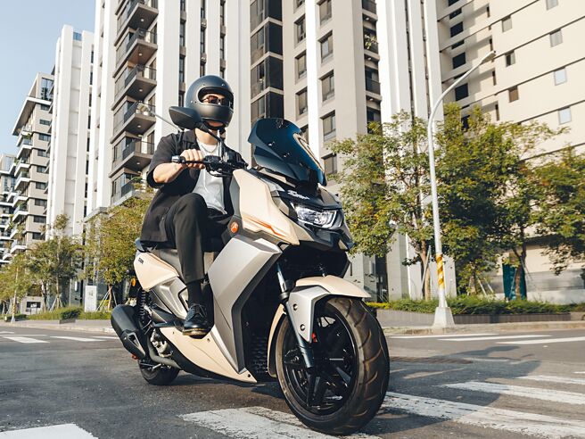 宏佳騰發表白牌顛峰之作，絕對力量STR 250特仕版成為市場最佳馬力重量比車款。圖／宏佳騰提供