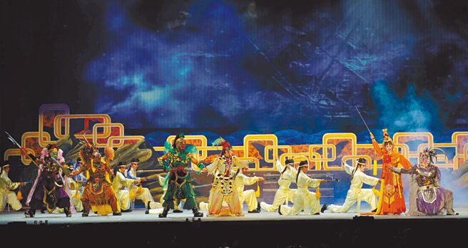 明華園總團大型戶外環境劇場作品《媽祖》動員人數龐大，整個藝術家族都出動，在舞台設計上也希望帶給觀眾像是看電影般的豐富視覺。（明華園總團提供／李欣恬台北傳真）