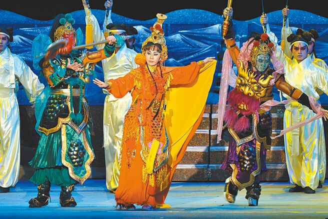 明華園總團重新搬演大型戶外環境劇場作品《媽祖》，由當家小生孫翠鳳擔任主演，將於2月3日在台南市安平區安億停車場登場。（明華園總團提供／李欣恬台北傳真）