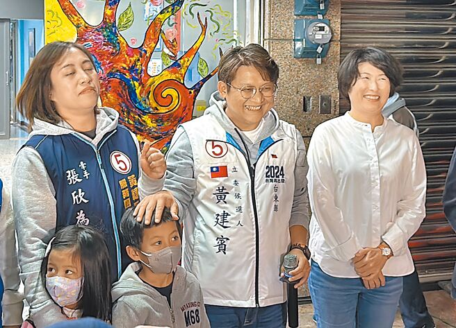 国民党籍台东县大武乡长黄建宾（中）当选台东区域立委。（蔡旻妤摄）