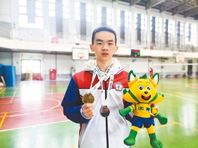 林佳勳日前代表中華台北隊參加「2024世界聽障青年運動會」羽球項目，勇奪混合雙打金牌、男子單打銀牌。（宜萱婦幼關懷協會提供／吳佩蓉宜蘭傳真）