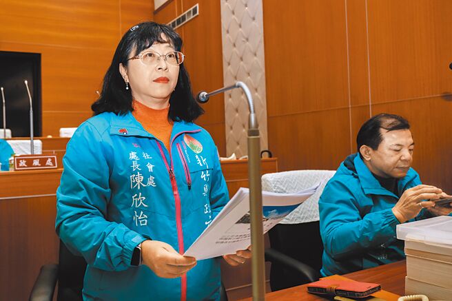 新竹縣民保險因沒有保險公司承包，轉型「縣民意外事故致死救助金」，社會處長陳欣怡（左）25日在縣議會臨時會提出專案報告。（羅浚濱攝）