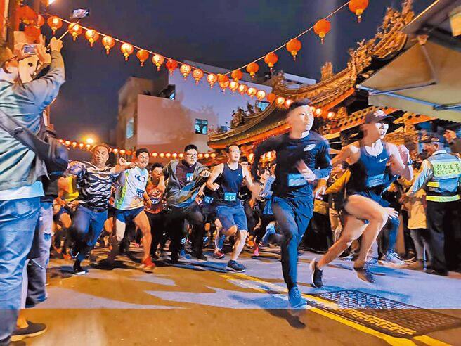 彰化市南瑤宮2020年首度舉辦「除夕路跑迎頭香」，成為近年過年跑步高手的熱門活動；不過今年因南瑤宮進行整修，將取消辦理。（本報資料照片）
