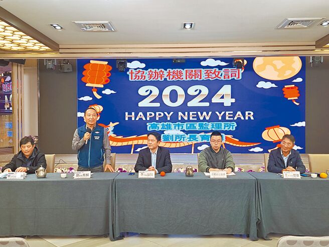 公路局相关单位25日上午举行高屏地区春节疏运记者会，针对热门景点提出多项疏导措施，并推出多项大眾运输搭乘优惠。（高雄市区监理所提供／任义宇高雄传真）