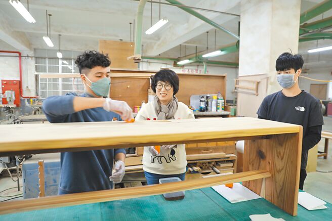 台東縣長饒慶鈴（中）多次抽空前往公東高工木工科實習工廠參觀，今年更特別訂購公東高工手工榫接木椅，鼓勵辦學。（台東縣政府提供／蔡旻妤台東傳真）