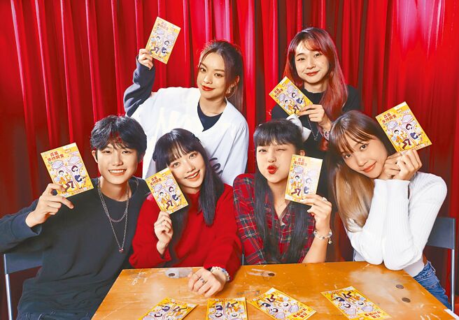 「薄荷水晶」成员粼粼（上排左起）、熙妍、言菱（下排左起）、栩栩、丞妘、萩璇日前开心玩刮刮乐，讨个好彩头。（陈俊吉摄）