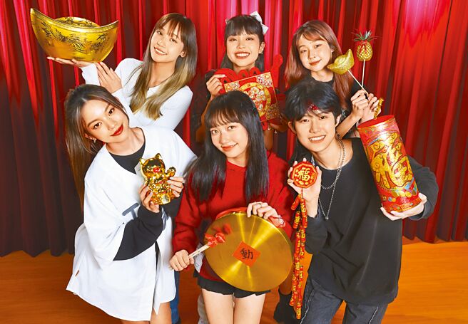 「薄荷水晶」萩璇（上排左起）、丞妘、熙妍、粼粼（下排左起）、栩栩、言菱，近期推出新作，开心向大家拜早年。（陈俊吉摄）