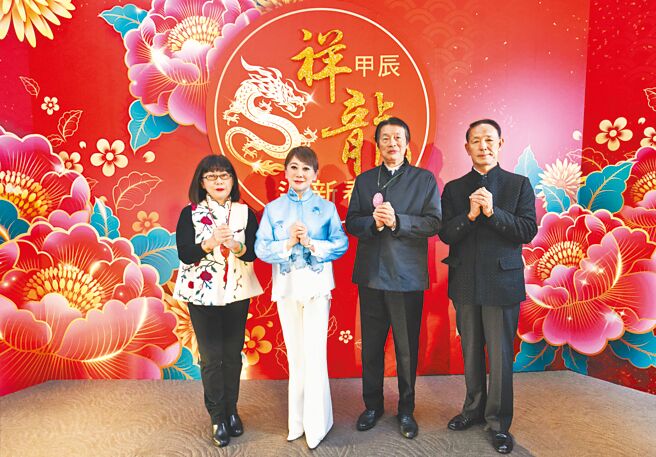 遠東SOGO董事長黃晴雯（左二）、總經理汪郭鼎松（右二）資深副總吳素吟（左一）、副總經理播本昇（右一）期許SOGO 2024年繼續轉型、創新、開發。（SOGO提供）