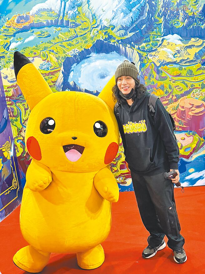 知名YouTuber阿傑（RJ）在2024台北國際電玩展上與皮卡丘合照。（古明弘攝）