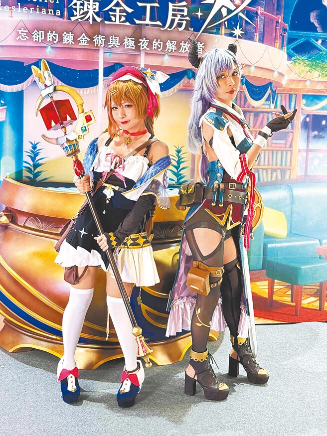 Coser裝扮成《蕾斯萊莉婭娜的鍊金工房 ～忘卻的鍊金術與極夜的解放者～》裡的角色，宣傳國際版正式上線。（古明弘攝）