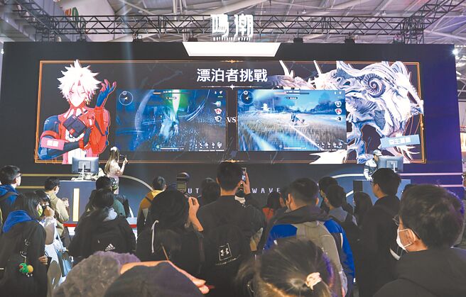 2024台北國際電玩展吸引玩家到展場體驗遊戲 。（陳俊吉攝）