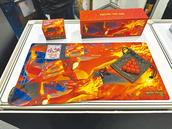 寶可夢攤位上展示2月2日才發售的噴火龍頂級收藏箱，收錄特點卡「噴火龍ex」閃卡、橡膠對戰桌墊、傷害指示物骰子等多樣卡牌周邊商品。 （古明弘攝）