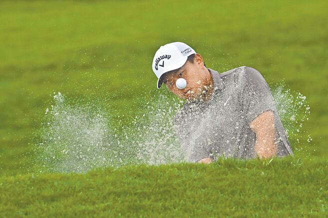 俞俊安上演沙坑救球的技巧。（美聯社）