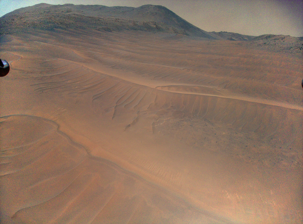 2023年12月22日，機智號第70次飛行中捕捉到了沙波紋的景象，從12 公尺高處拍攝的。（NASA）