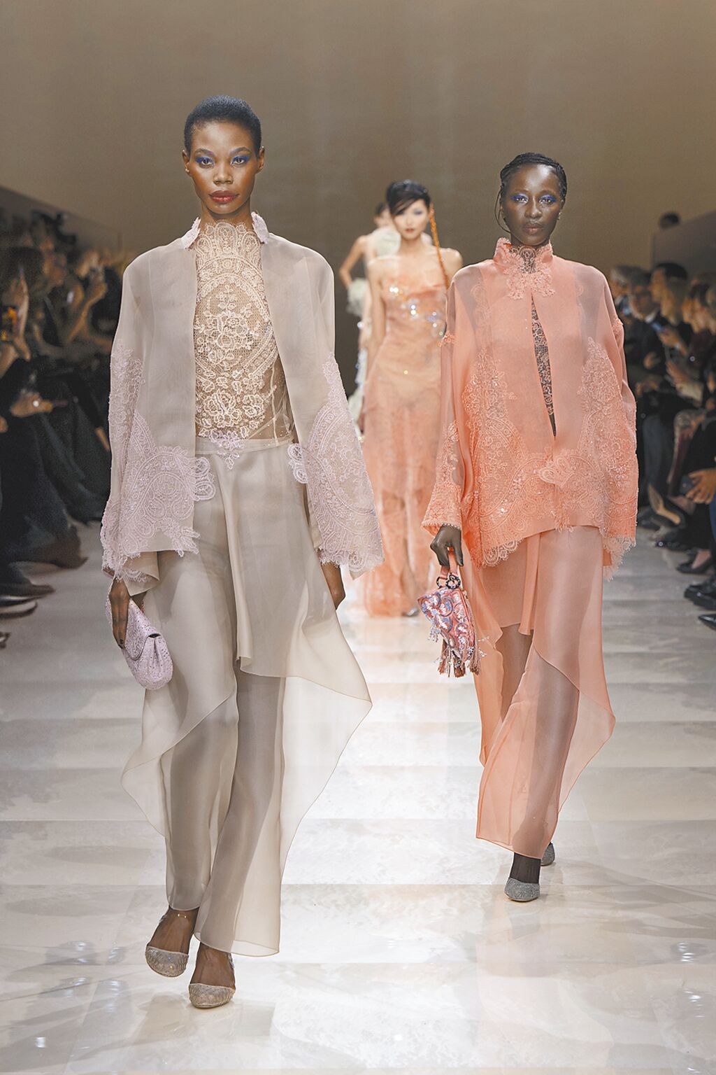 GIORGIO ARMANI PRIVE 2024春夏系列把傳統中式服裝的輪廓，改成烏干紗材質。（GIORGIO ARMANI提供）