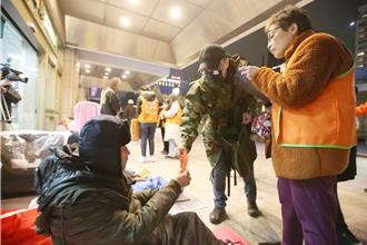 春節前街頭關懷街友 仕招基金會北市發千份紅包捎來祝福
