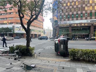 賽咧滾？高雄男開車突腹痛 失控撞飛變電箱