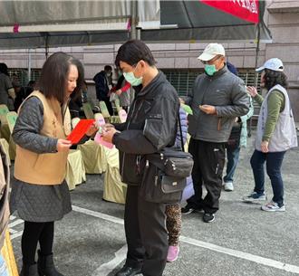 嘉县中埔乡寒冬送暖 发送物资及春节红包给132户低收入户