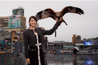 美女與野獸！基隆正妹市議員拍「猛禽年曆」 行銷在地與公益