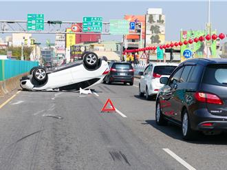 閃避不及！轎車撞分隔島翻覆 女駕駛爬出車外 北港大橋大塞