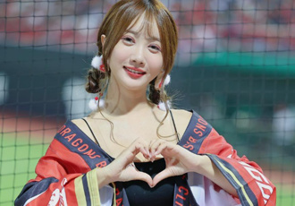 科技業女神傲人身材藏不住 上衣全開洩超兇曲線