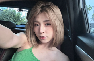 「翻版林明禎」穿中空裝爬山 包包背帶卡胸前超辣