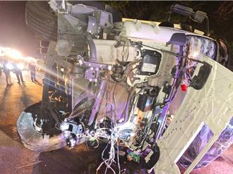 台9线大货车自撞护栏翻覆 整车衣物排满道路