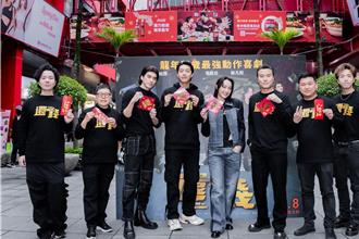 賀歲片《還錢》街頭大撒幣！陳柏霖遭虧「要穿高衩連身衣」