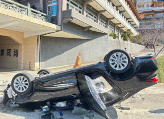 嘉义灵严禅寺车辆暴衝 撞破2楼护栏坠落翻覆2人送医