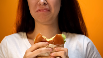 櫻花妹來台1個月後赴美超不習慣 邊哭邊啃三明治：好難吃