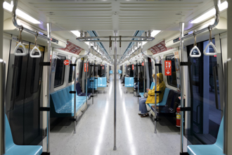 搭捷運恍神！妹子想靠隔板「傳出大叫聲」 全網笑翻：要保護自己