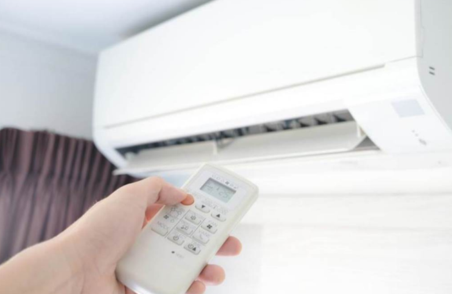 一名网友抱怨暖气开30度还是很冷，内行网友表示「出风口要朝下」，热空气才会下来。(图:shutterstock/达志)