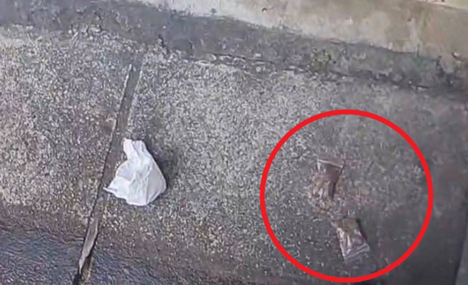 北市情侶在大街上吵架，警方到場時，眼尖發現地上有2包大麻。（翻攝畫面）