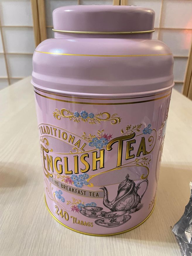 好市多人气商品「骨灰罈红茶」出新顏色，浪漫的烟熏玫瑰粉引起网友讨论。（图／翻摄自Costco好市多 商品经验老实说）