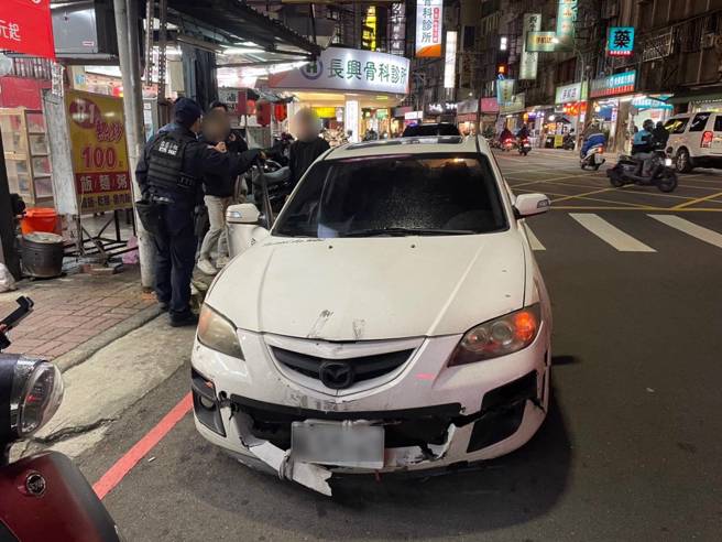 王男急办手机网路却红线违停，新北保大警盘查，发现车内有「K盘」。（翻摄画面）