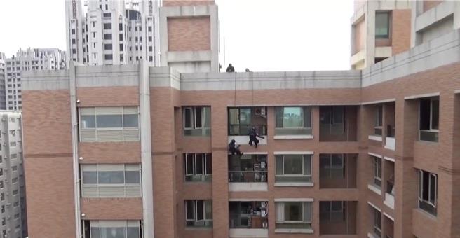 李姓男子吸收通缉犯、未成年共组诈骗机房，以结婚为前提诈财大陆女子，屏东东港警分局获报后与维安特勤队等单位前往攻坚，特勤人员从15楼高攀降至10楼破门而入，成功逮获11名犯嫌。（警方提供／谢佳潾屏东传真）