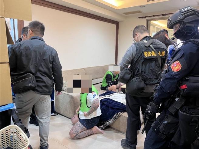 李姓男子吸收通缉犯、未成年共组诈骗机房，以结婚为前提诈财大陆女子，屏东东港警分局获报后与维安特勤队等单位前往攻坚，特勤人员从15楼高攀降至10楼破门而入，成功逮获11名犯嫌。（警方提供／谢佳潾屏东传真）