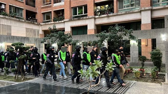 李姓男子吸收通缉犯、未成年共组诈骗机房，以结婚为前提诈财大陆女子，屏东东港警分局获报后与维安特勤队等单位前往攻坚，特勤人员从15楼高攀降至10楼破门而入，成功逮获11名犯嫌。（警方提供／谢佳潾屏东传真）